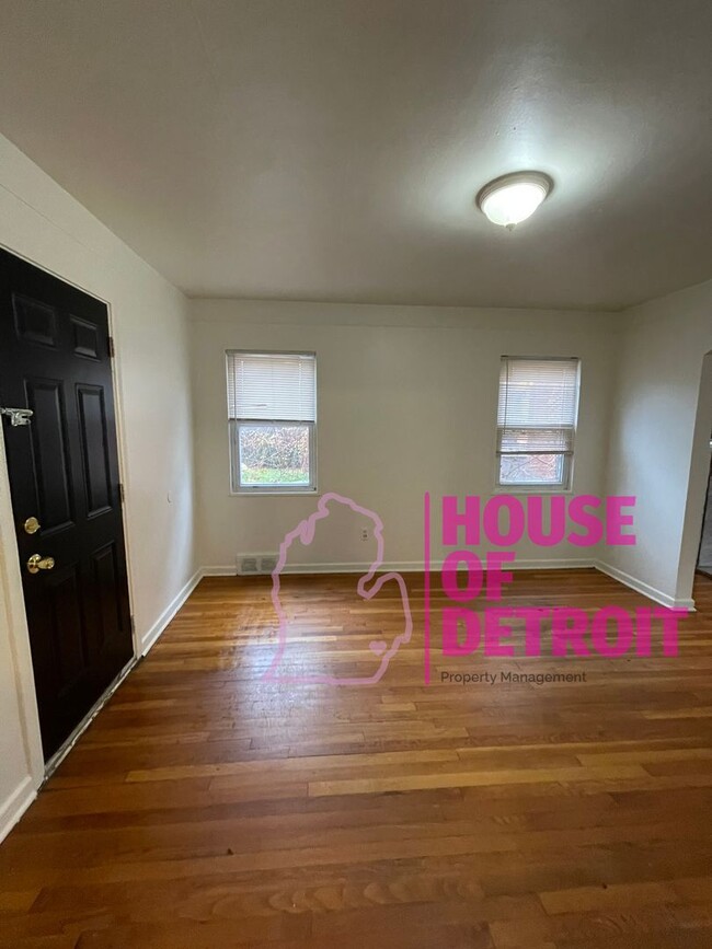 Building Photo - 3 BEDROOM | 1.5 BATH | FREE PRE SCREEN