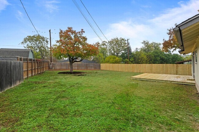 Building Photo - 902 Warrington Dr