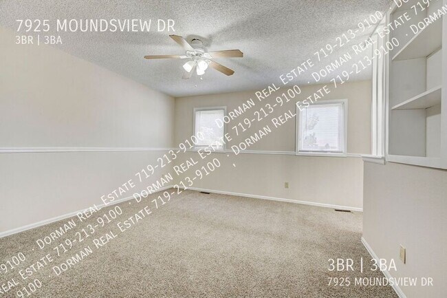 Building Photo - Huge Sunroom with Tons of Natural Light!