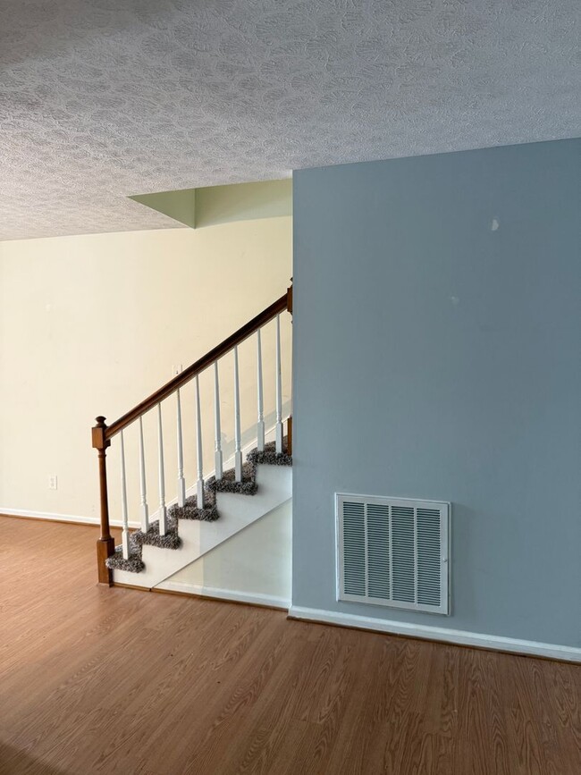 Building Photo - 3 Bed 1.5 Bath Townhouse Near Peaks View Park