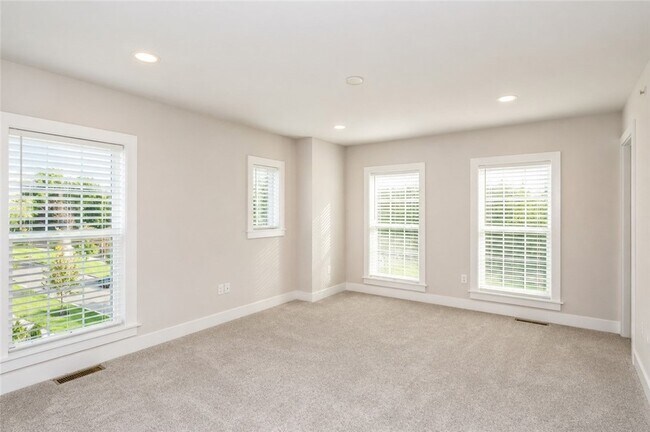 Building Photo - 701 Halcyon Ln
