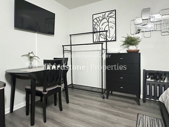 Building Photo - 908 Barrs St