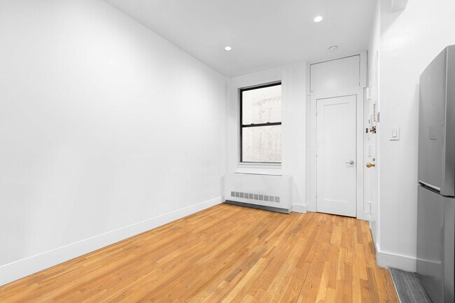Building Photo - 1582 York Ave