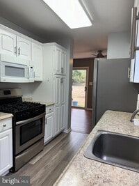 Building Photo - 2 Village Ct