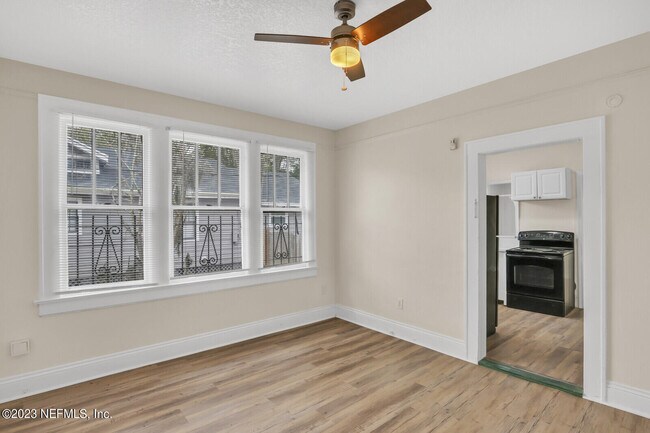 Building Photo - 525 W 18th St