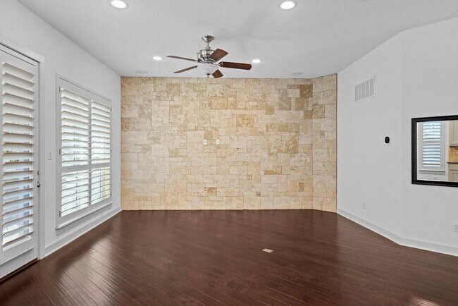 Building Photo - 6533 E Hill Dr