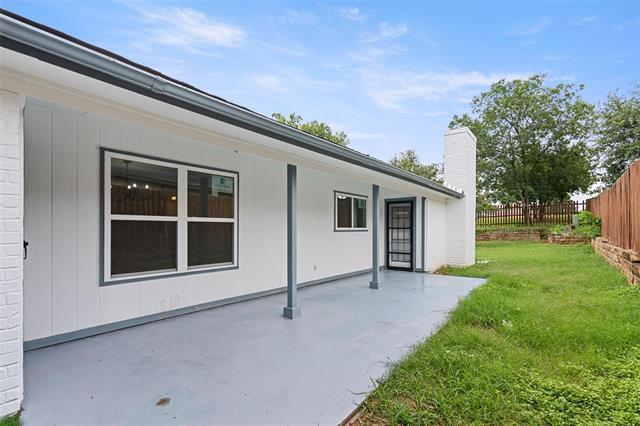 Building Photo - 2024 Oakmeadow St
