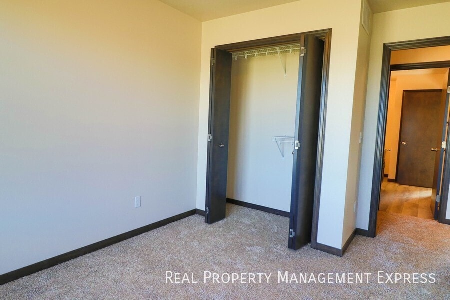 Building Photo - 3 Bedroom 1.5 Bathroom Townhome w/ Double Stall Attached Garage on the West side of Sioux Falls