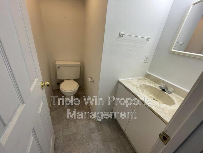 Building Photo - 1105 S Waterford Dr