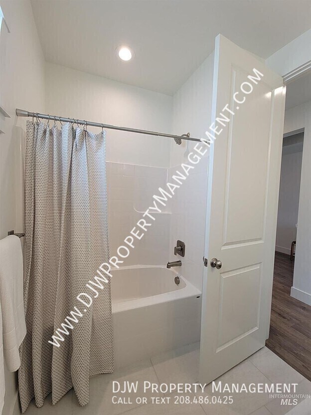 Building Photo - 4658 S Hennessy Ave