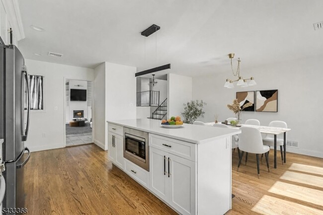 Building Photo - 32 Brantwood Pl