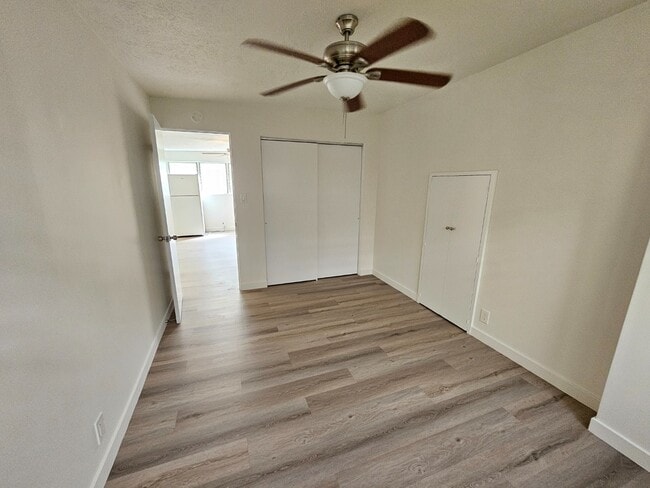 Building Photo - 2 bedroom, 1 bathroom with one driveway pa...