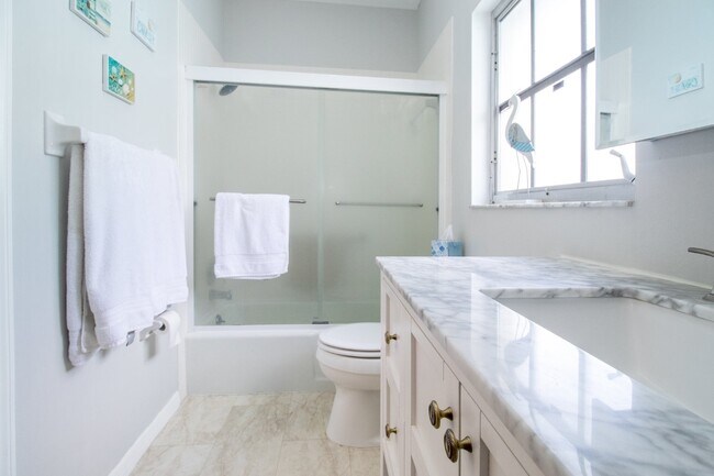 Building Photo - Fully Furnished - 2 bed 2 Bath villa - South Sarasota