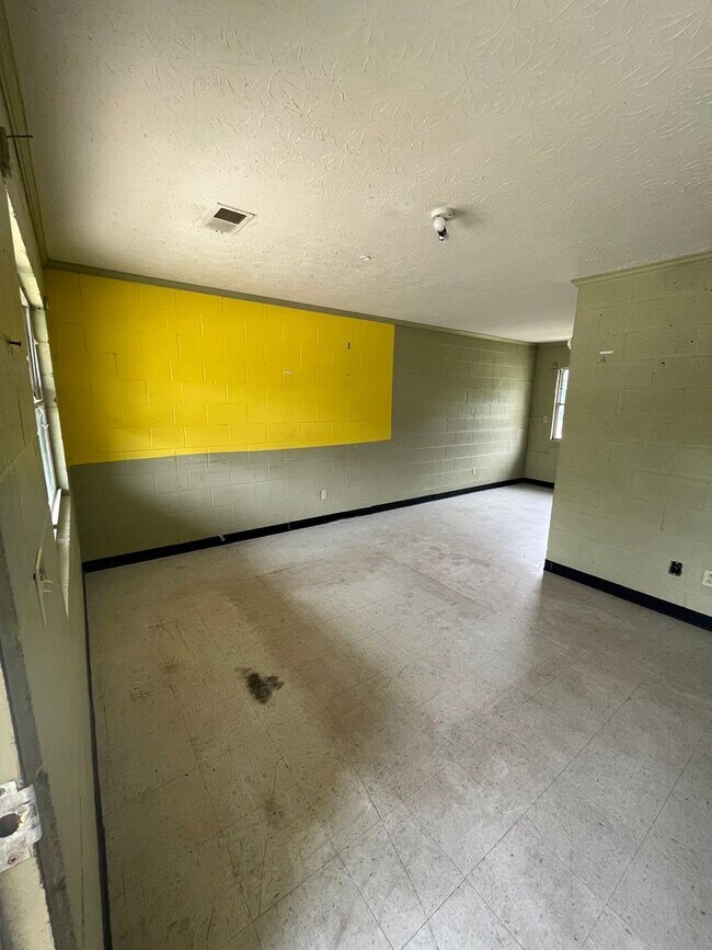Primary Photo - 2 Bed 1 Bath Apartment