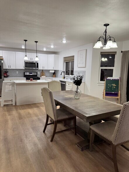 Building Photo - 2944 W 18th Ave