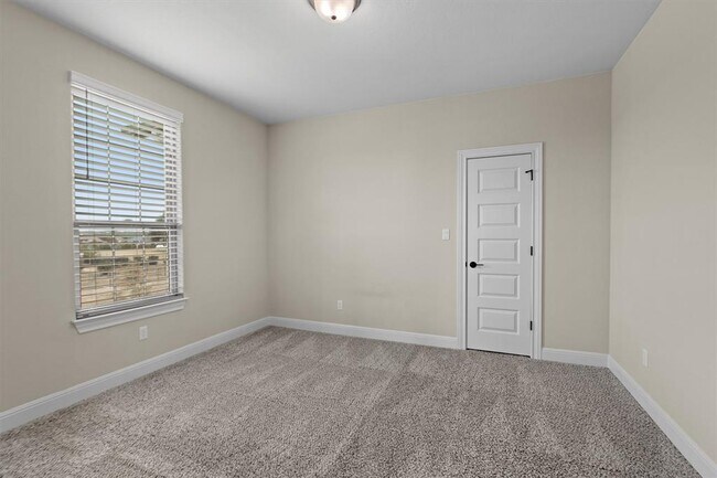 Building Photo - 305 Miranda Wy