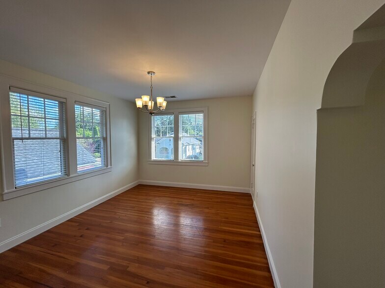 Building Photo - 614 E 51st St