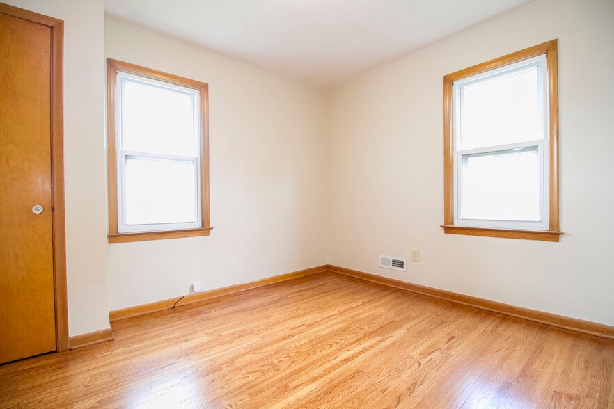 Building Photo - 320 Somerset St