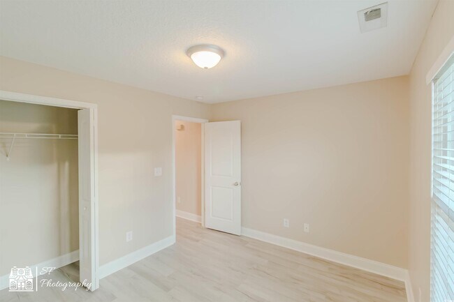 Building Photo - 246 Macarthur Dr