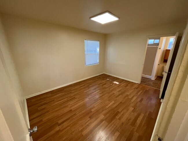 Building Photo - Great Student Housing.  3bd (Has been converted to 4 bedroom in past) 3bath house a block and a h...