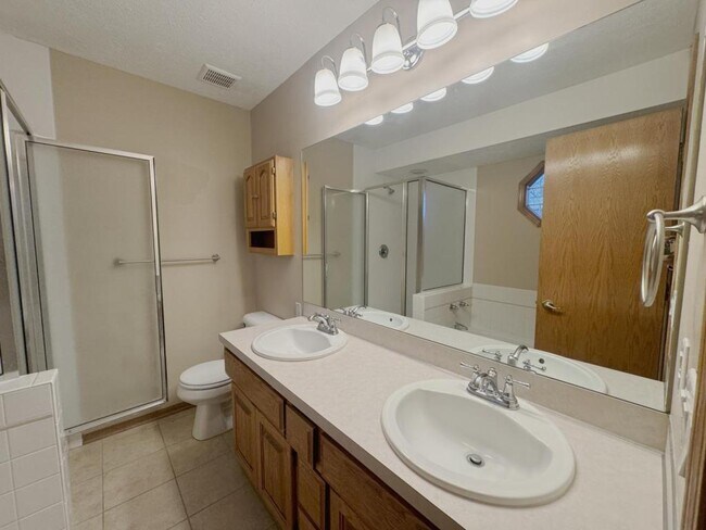 Building Photo - 2107 Queen Dr