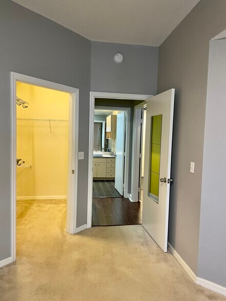 Building Photo - 200 4th Ave S