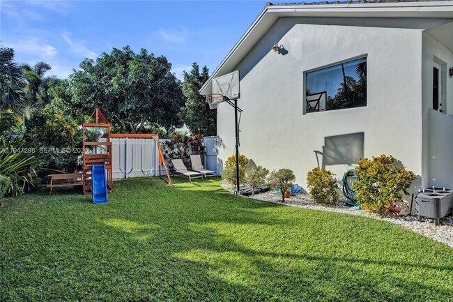 Building Photo - 9181 Byron Ave