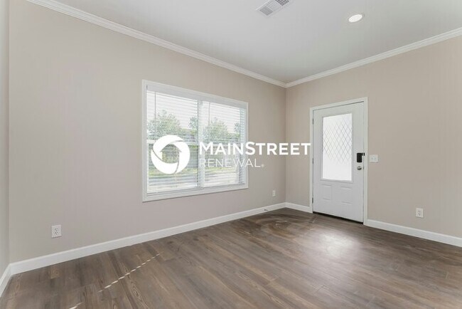 Building Photo - 3 Bedroom Pet-Friendly Home in St Petersbu...