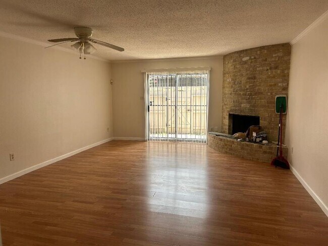 Building Photo - 8513 Ariel St