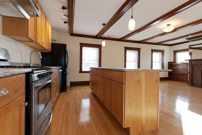 Building Photo - Nicely renovated, pet friendly 3 bed 3.5 bath unit for September!