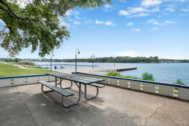 Building Photo - 1306 E Hernandez St