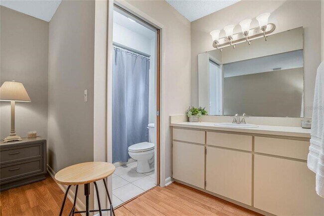 Building Photo - 720 E 6th St