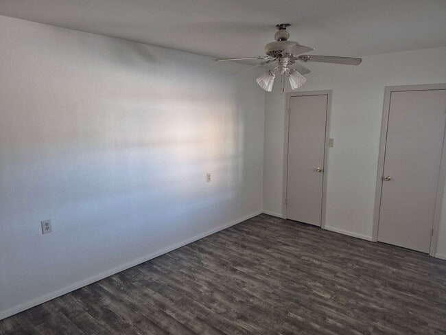 Building Photo - 4- Bedroom 1.5 bath home with over 1400sqft of living space!!