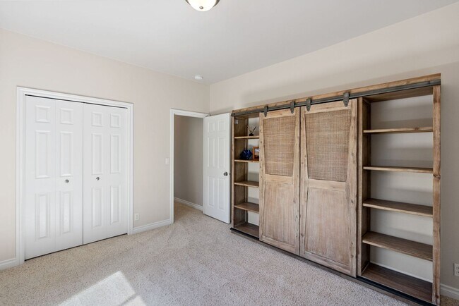 Building Photo - Charming Awbrey Butte Home Available NOW