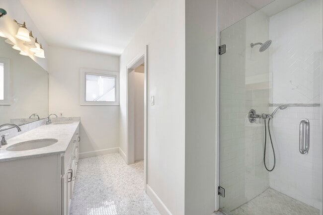 Building Photo - 3008 Amherst St