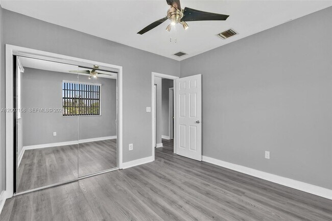 Building Photo - 14212 NE 4th Ave