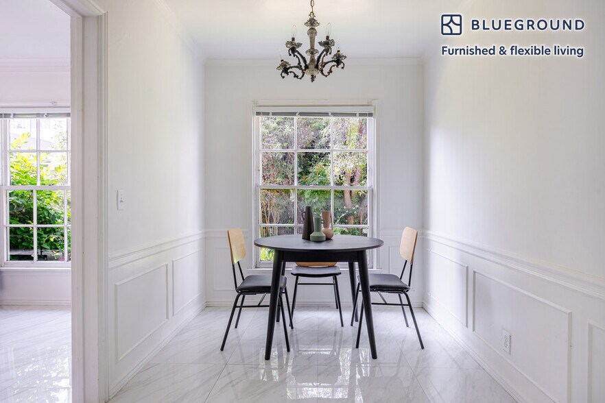 Building Photo - 136 S Roxbury Dr