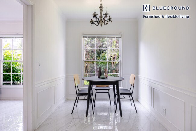 Building Photo - 136 S Roxbury Dr