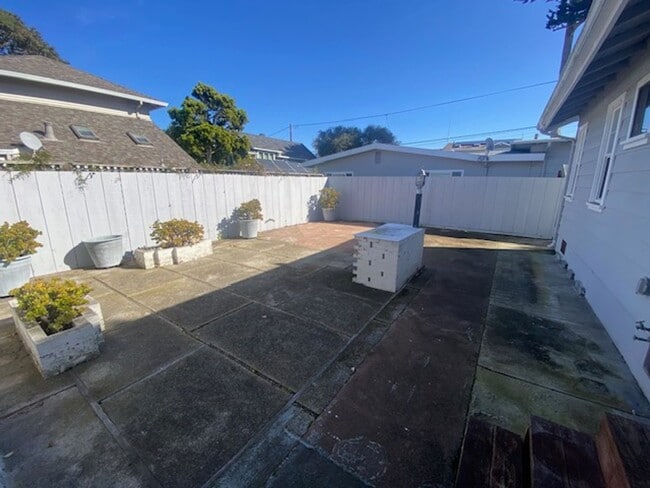 Building Photo - Inviting Pacific Grove Home!