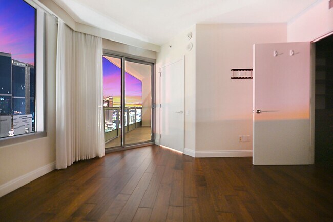 Building Photo - Turnberry Towers 2705W-City/Golf Course Vi...