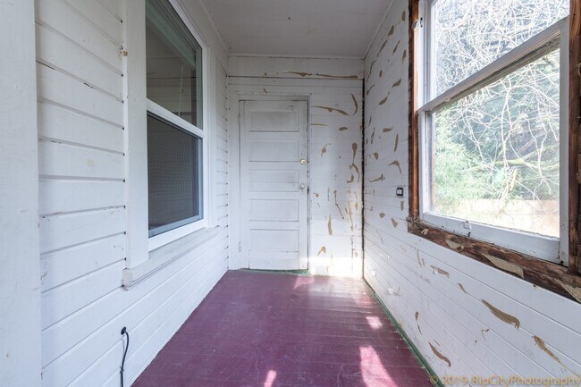 Building Photo - 616 NW 22nd Ave