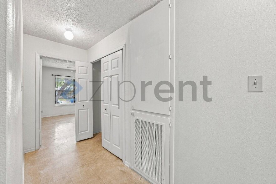 Building Photo - Unit
