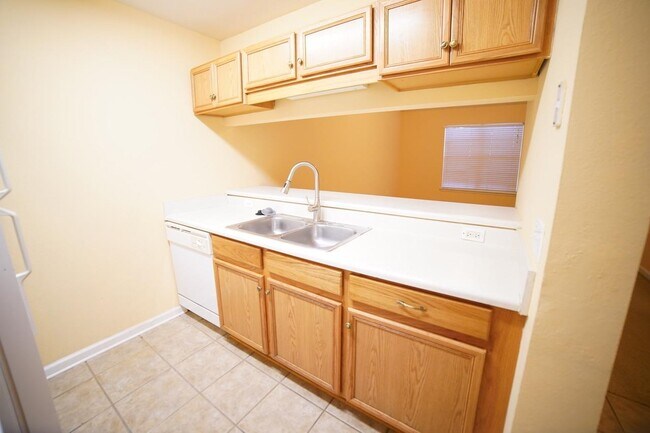 Building Photo - 2738 W Tharpe St