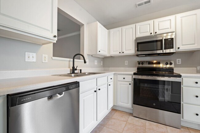 Building Photo - **Applications Pending** Ground-Level 2BR Condo with Community Pool!