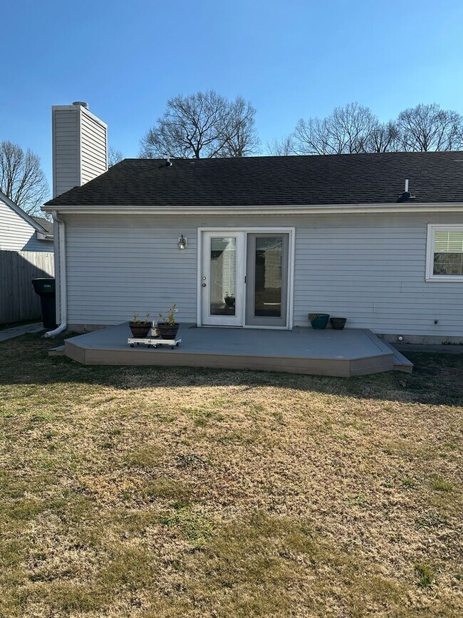 Building Photo - Located in Close Proximity to City Center.