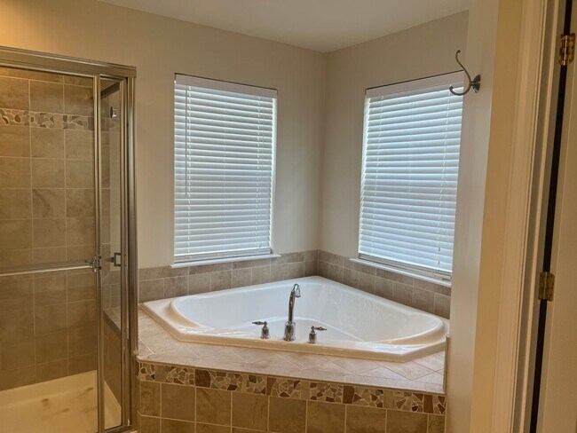 Building Photo - Sought after Idlewild Community