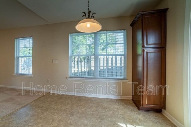 Building Photo - 37 Twin Oaks Pl