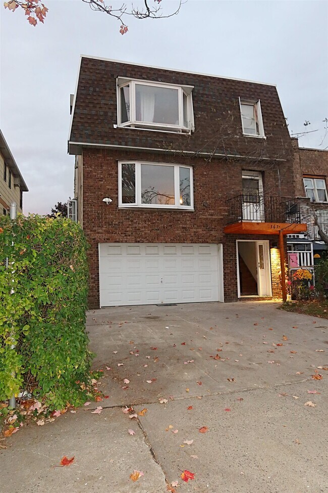 Building Photo - 367 Mercer Loop