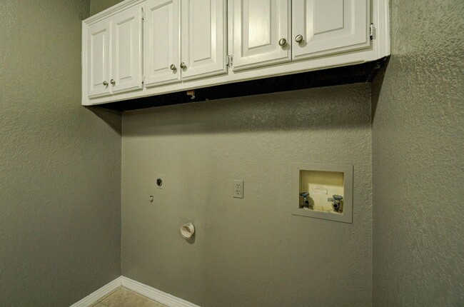 Building Photo - Updated 3-Bedroom Home in SE Edmond with S...