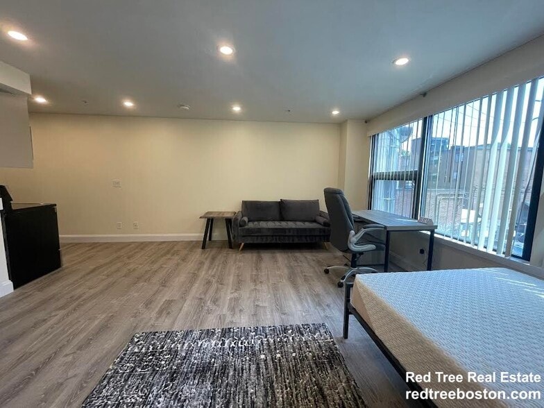 Building Photo - 1028a Commonwealth Ave